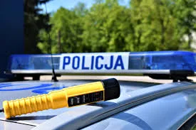 Zatrzymanie 32-latka z fałszywym prawem jazdy oraz 31-latka prowadzącego w stanie nietrzeźwości